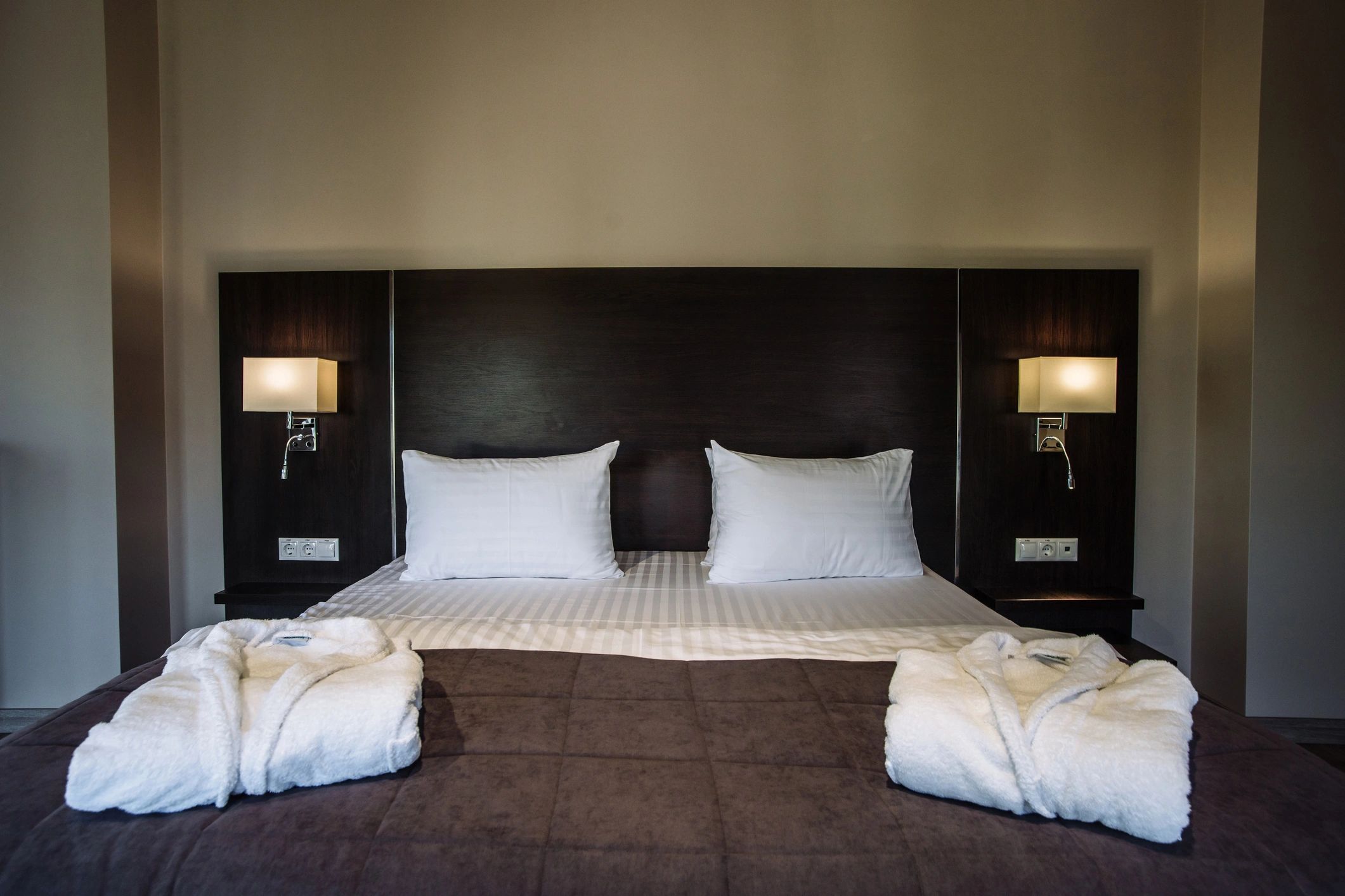 Bed and room details